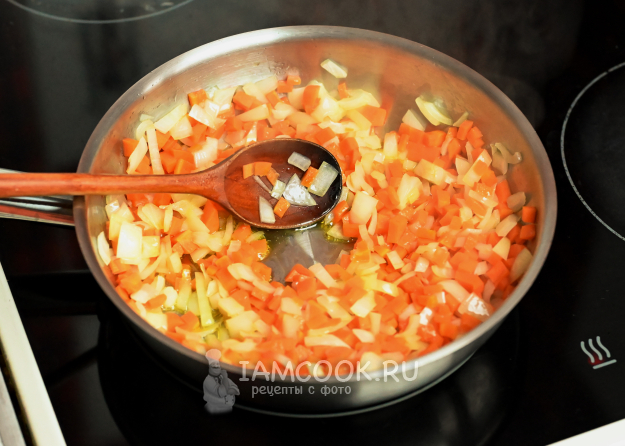 Обжарка лука и моркови на сковороде