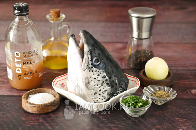 Ингредиенты для запекания головы семги: семга, лук, масло, уксус, специи и зелень