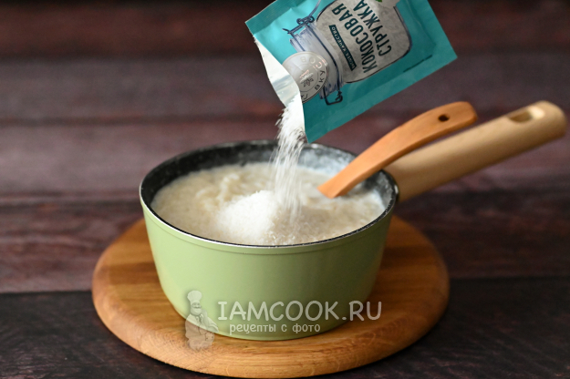 Добавление кокосовой стружки в готовую рисовую кашу