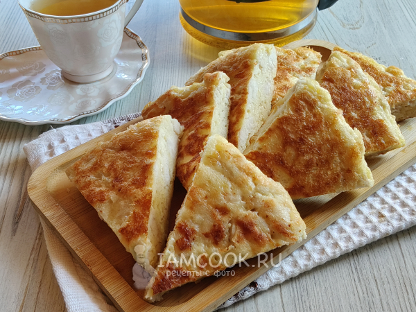 Пирог с курицей и картошкой на сковороде, рецепт с фото