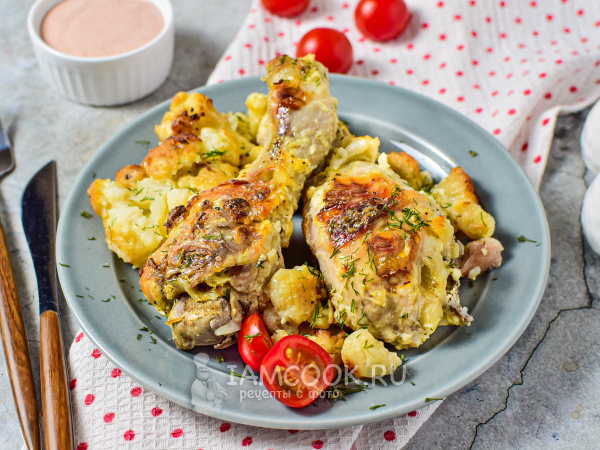 Куриные голени с цветной капустой в духовке, рецепт с фото