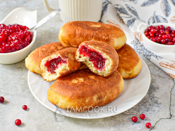 Пирожки с брусникой из дрожжевого теста на сковороде, рецепт с фото