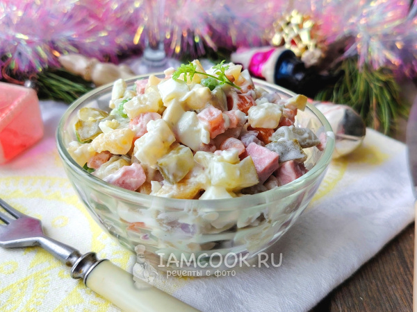 Салат Оливье с сосисками и маринованным луком, рецепт с фото