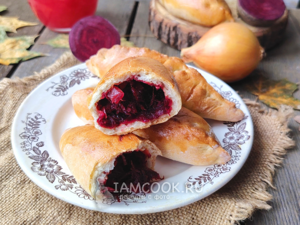 Пирожки со свеклой в духовке, рецепт с фото