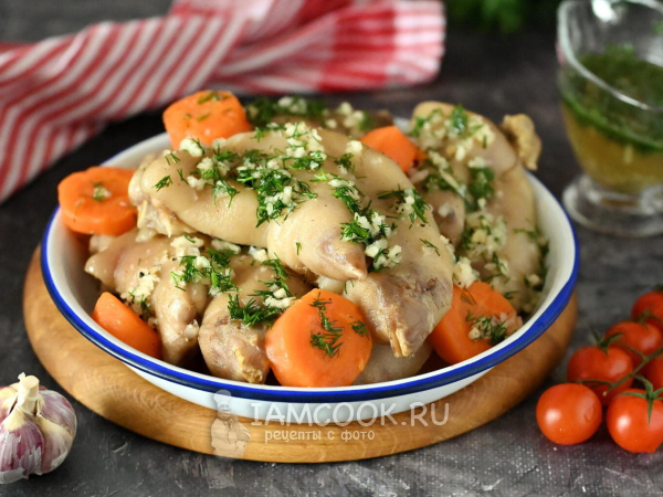 Вареные свиные ножки с чесноком, рецепт с фото