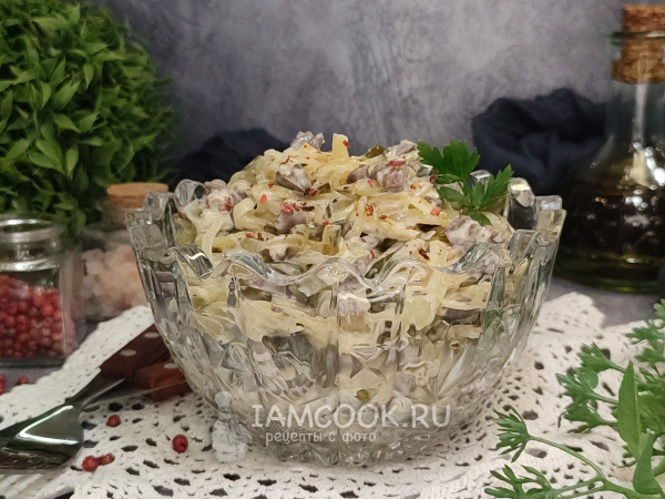 Салат с куриными сердечками и маринованными огурцами, рецепт с фото
