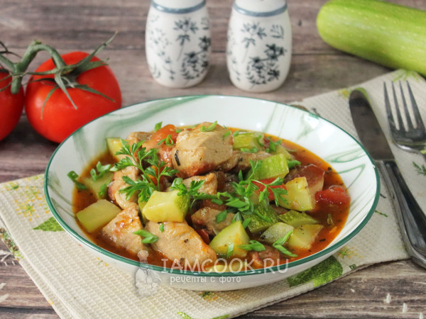 Свинина с кабачком и помидорами, рецепт с фото