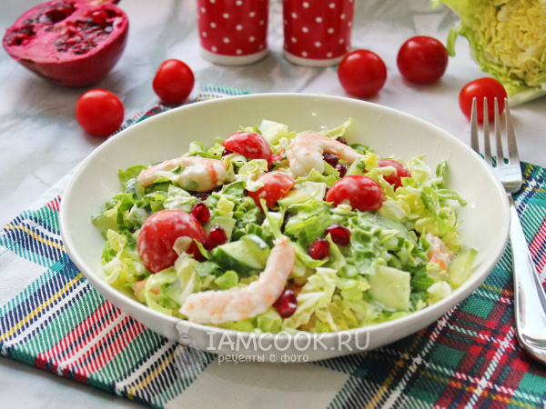 Салат с креветками, гранатом и пекинской капустой, рецепт с фото