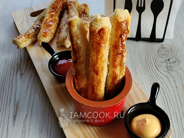 Трубочки из слоеного теста с сыром, рецепт с фото