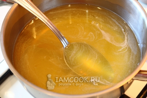 Растворить мед и сахар в воде