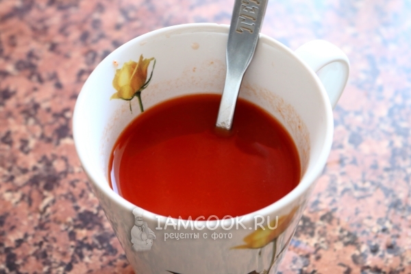 Соединить воду и томатную пасту
