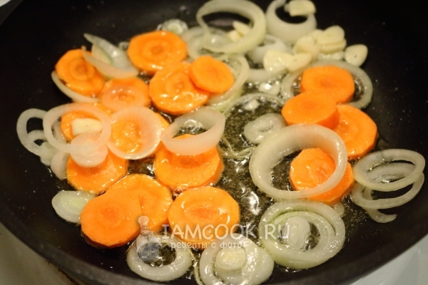 обжарить лук с морковью и чесноком