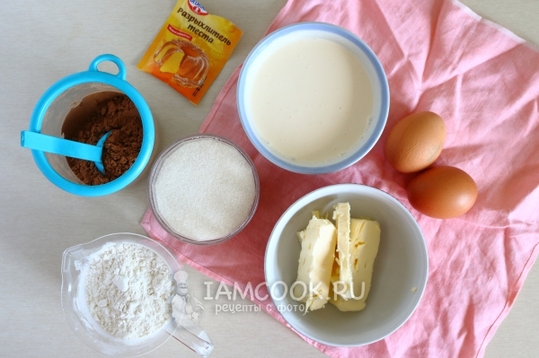 Ингредиенты для шоколадных кексов в бумажных формочках