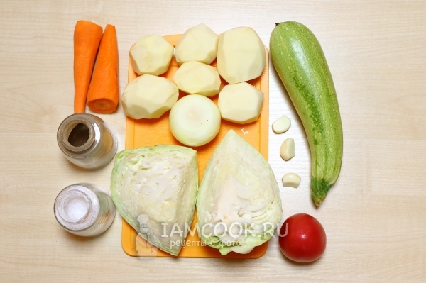 Ингредиенты для овощного рагу из кабачков, картошки и капусты