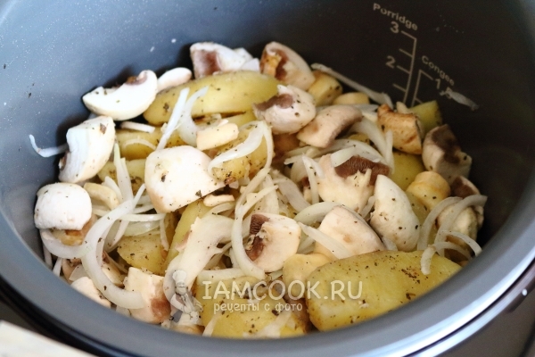 Размешать картофель с грибами и луком