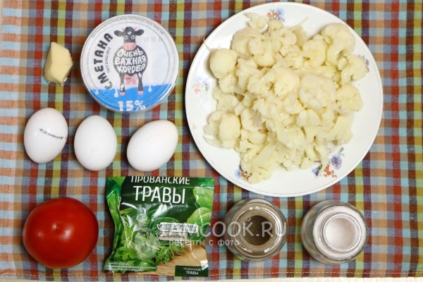 Ингредиенты для цветной капусты с помидорами в духовке