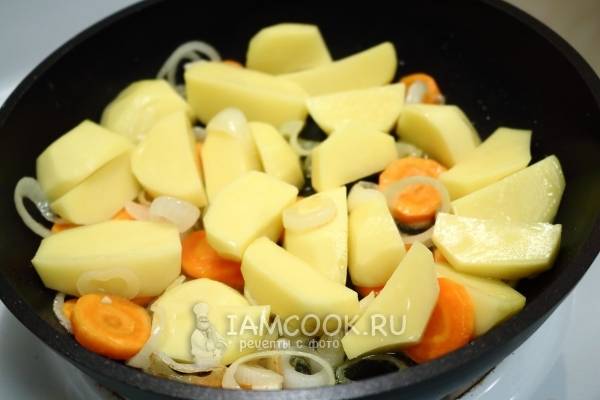 картошка с морковкой и луком на сковороде | Дзен