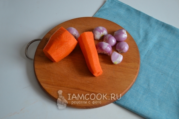 Почистить лук и морковь
