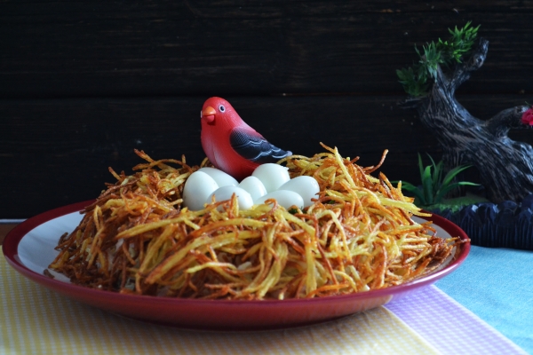 Готовый салат «Гнездо глухаря» с копченой курицей