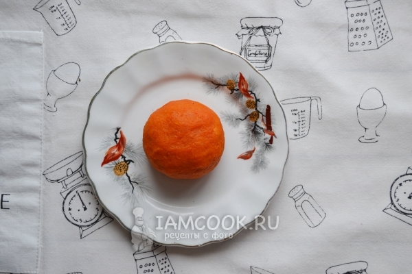 Обвалять салатный шар в моркови