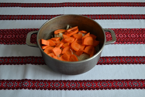 Положить в кастрюлю мясо, лук и морковь