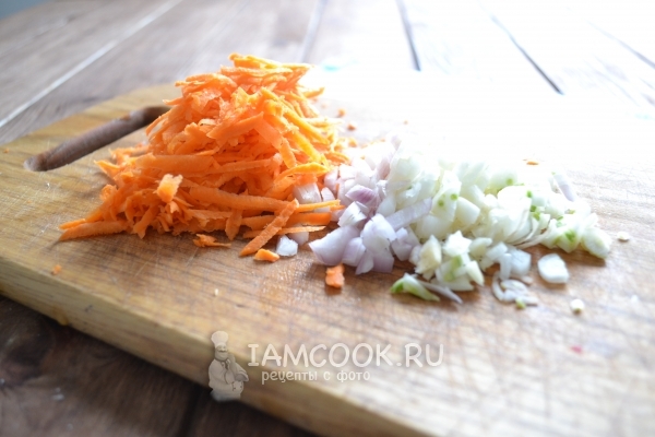 Порезать лук и натереть морковь