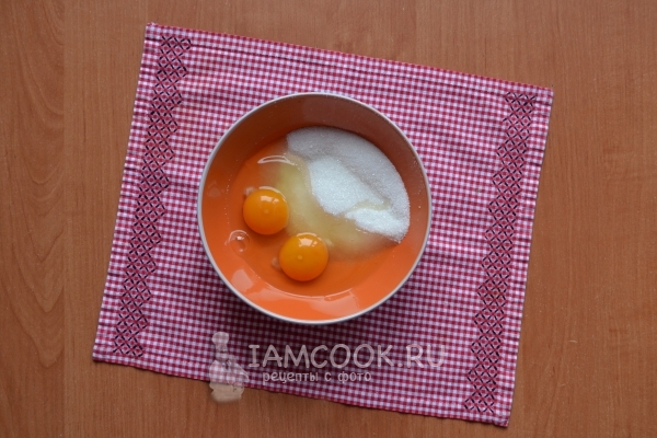 Соединить яйца с сахаром