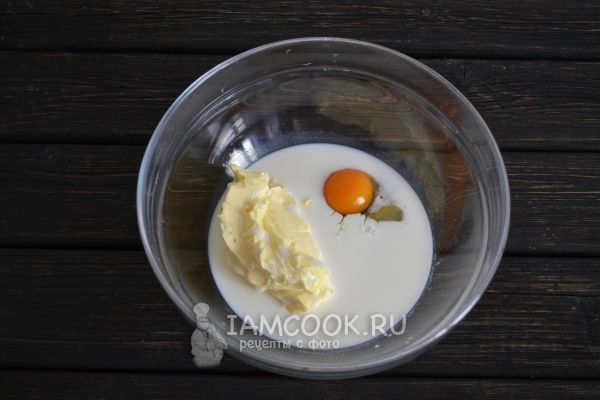 Соединить масло, яйцо и молоко