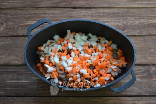 Добавить лук и морковь