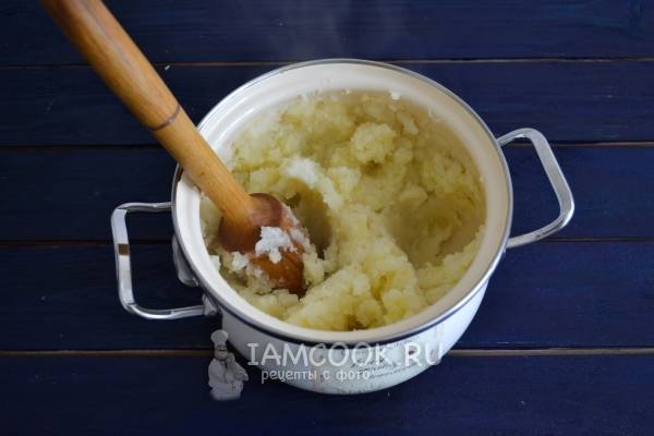 Картофель с сосисками и помидорами в духовке