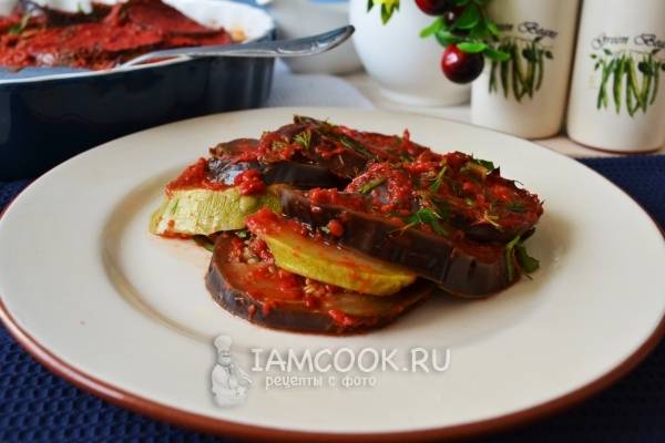 Тушёные баклажаны с помидорами и чесноком на сковороде | Меню недели