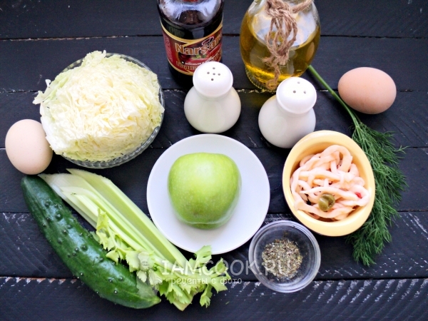 Ингредиенты для зеленого салата с маринованным кальмаром