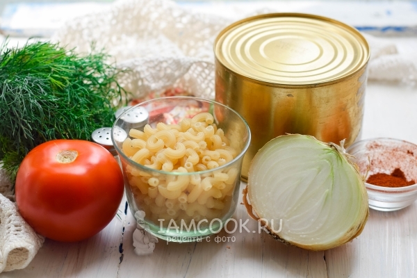 Ингредиенты для макарон с тушёнкой на сковороде