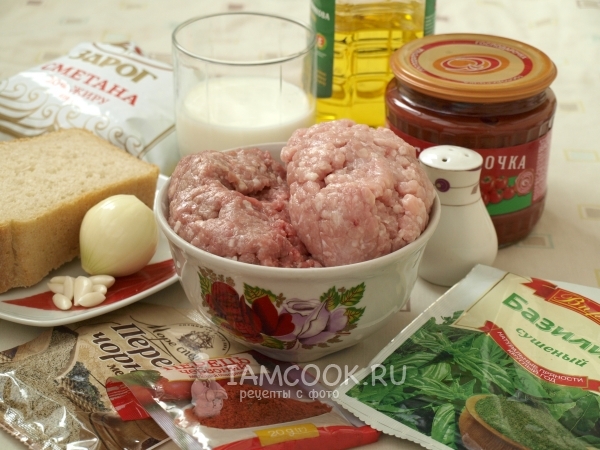 Ингредиенты для подливы для тефтелей с томатной пастой и сметаной