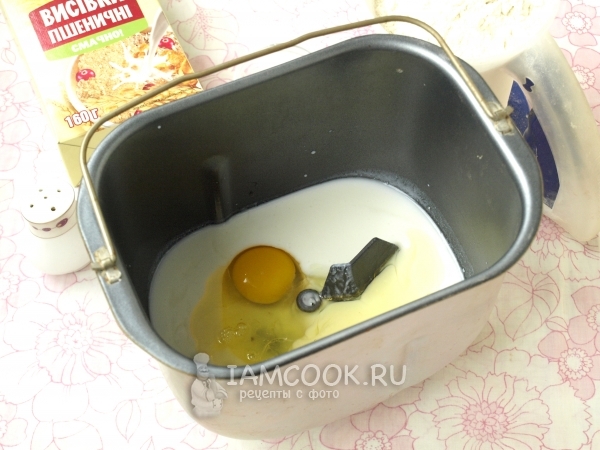 Соединить кефир, масло и яйцо