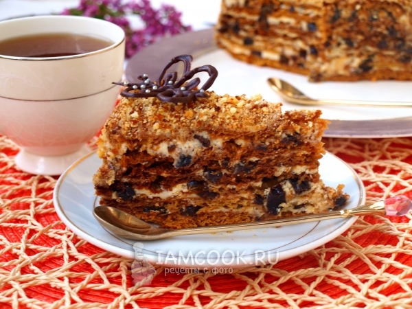 Фото торта «Медовик» с черносливом