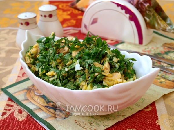 Фото салата из шпината с индейкой и яйцом