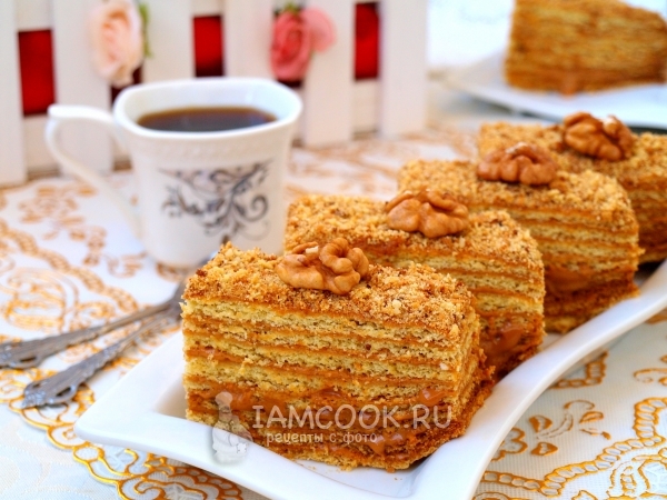 Фото торта «Медовик» с вареной сгущенкой
