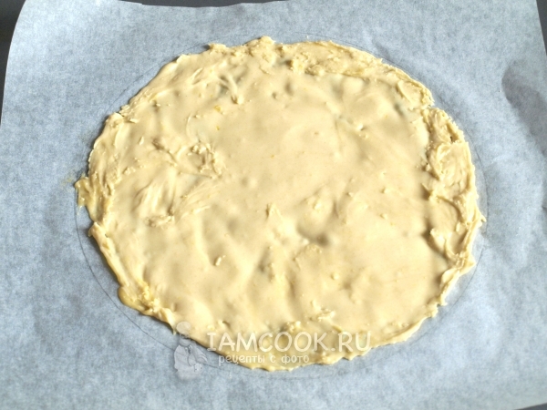 Выложить тесто на пекарскую бумагу