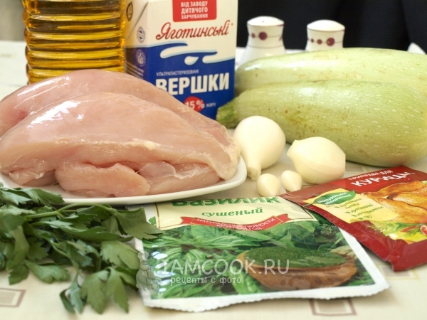 Ингредиенты для тушеных кабачков с курицей