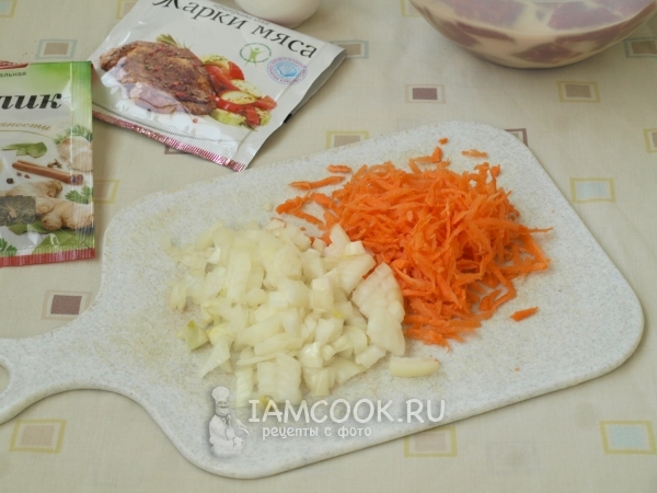 Измельчить морковь и лук
