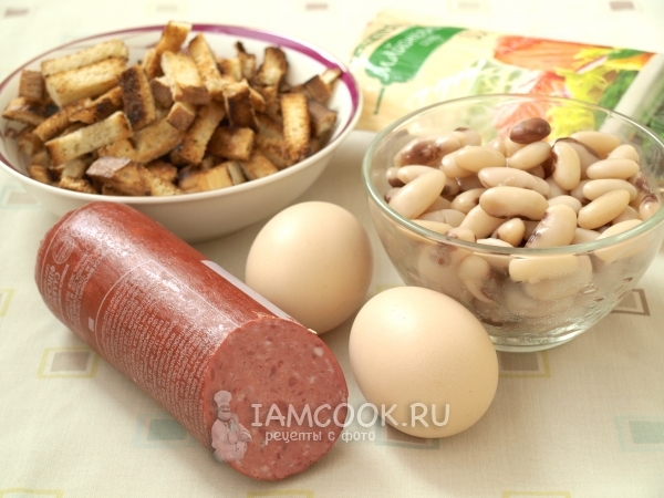 Ингредиенты для салата с фасолью, сухариками и колбасой