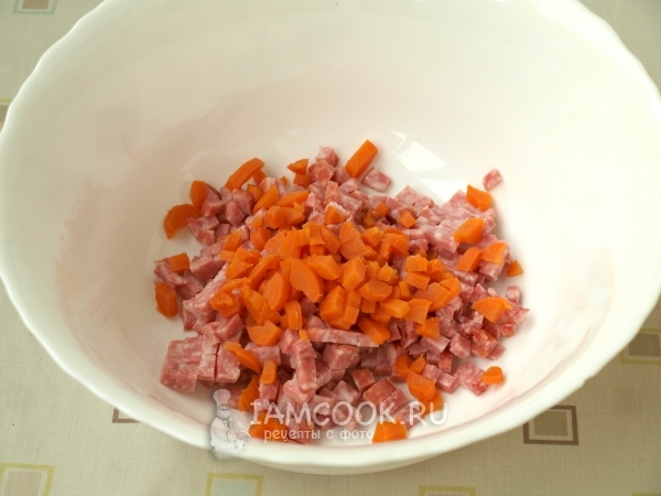 Соединить морковь и колбасу