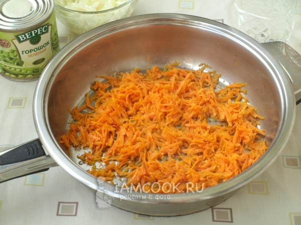 Обжарить морковь