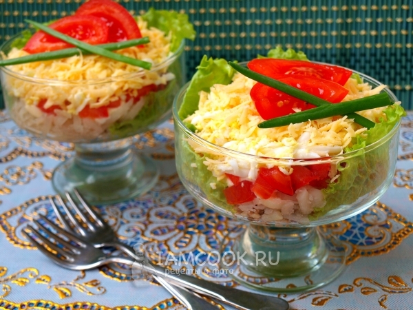 Фото салата из рыбных консервов с помидорами и сыром