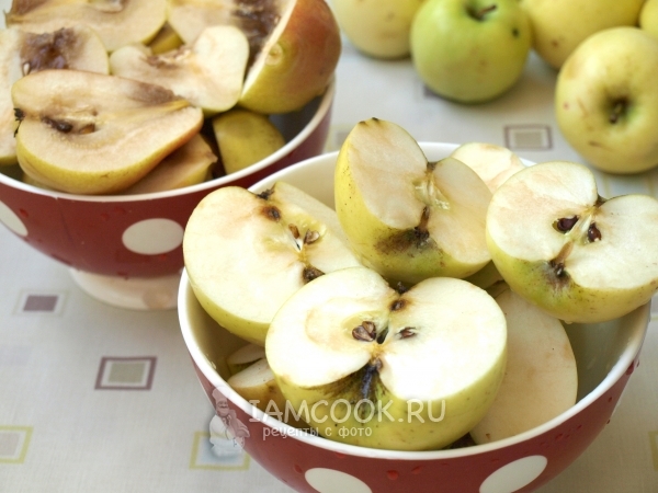 Разрезать яблоки и груши пополам