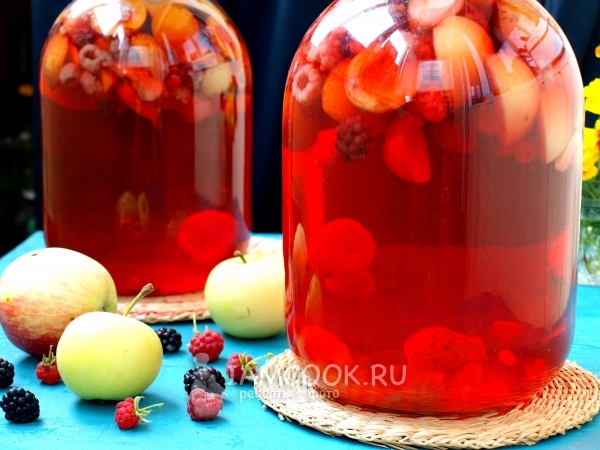 Фото компота из яблок, абрикосов и ягод на зиму