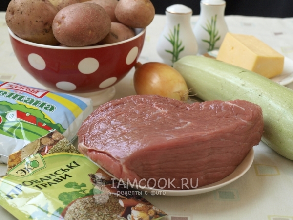 Ингредиенты для мяса с кабачками и картошкой в духовке