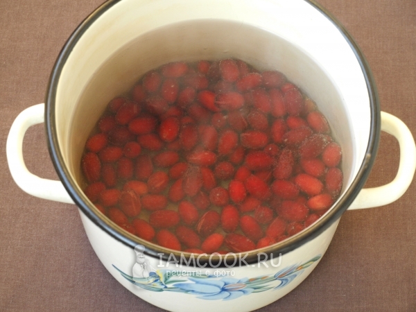 Положить ягоды в кастрюлю с водой