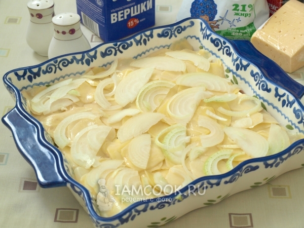 Выложить слой картофеля и лука